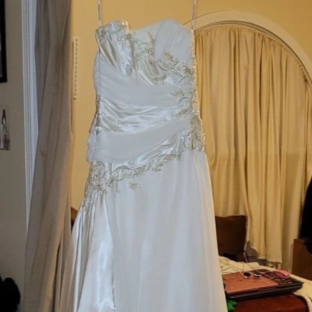 Maggie Sottero Couture Wedding Dress- Size 4 white color